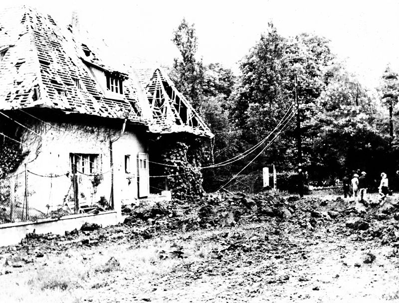 Miskolc az amerikai bombázás után az Eötvös és a Népkert sarkán.