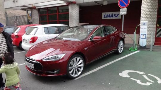 Európai gyárat nyitna a Tesla, a szlovákok állva hagytak minket